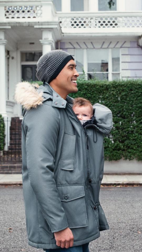 abrigo de porteo de hombre bandicoot en uso con bebe durante el porteo delante